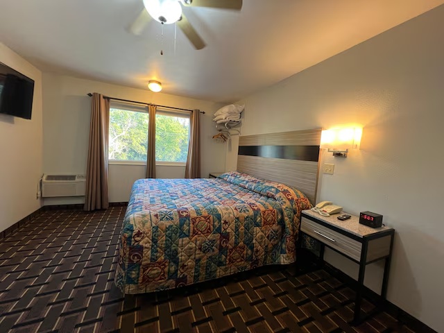 1 Queen / Single Queen Room at Deluxe Inn in Nebraska City