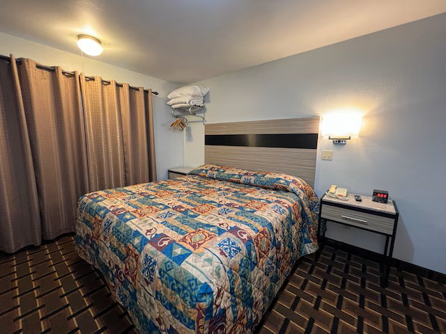 1 King / Single King Room at Deluxe Inn in Nebraska City