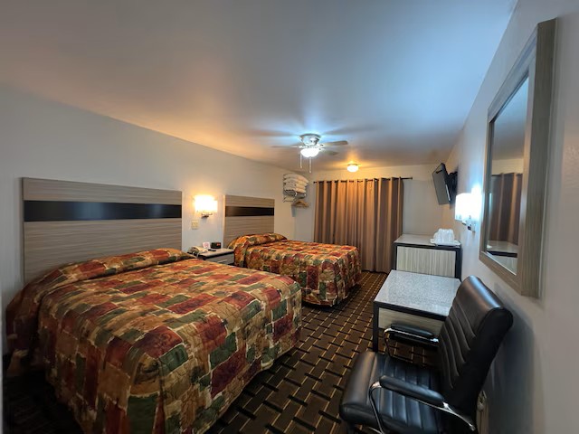 2 Queen Beds / Double Queen Room at Deluxe Inn in Nebraska City