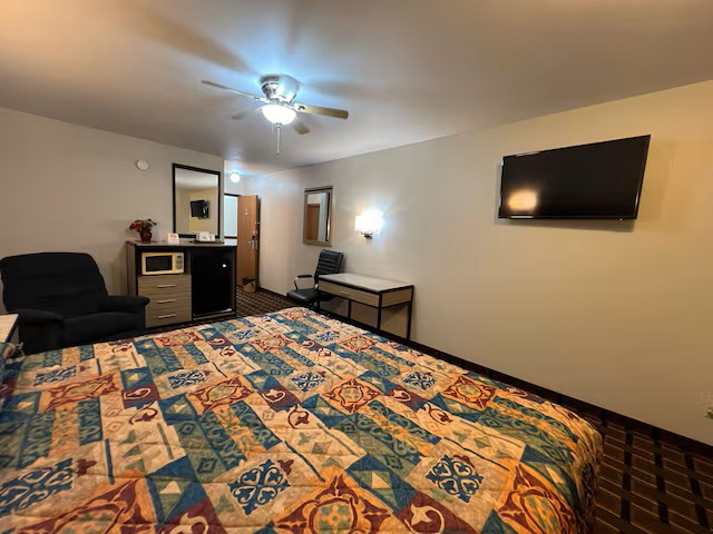 1 Queen Handicap/Accessible Room at Deluxe Inn in Nebraska City